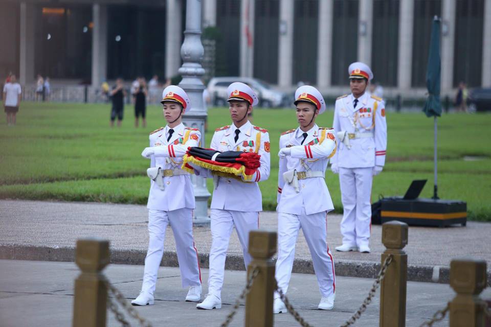 Toàn cảnh Lễ treo cờ rủ Quốc tang Chủ tịch nước Trần Đại Quang - Ảnh 9.