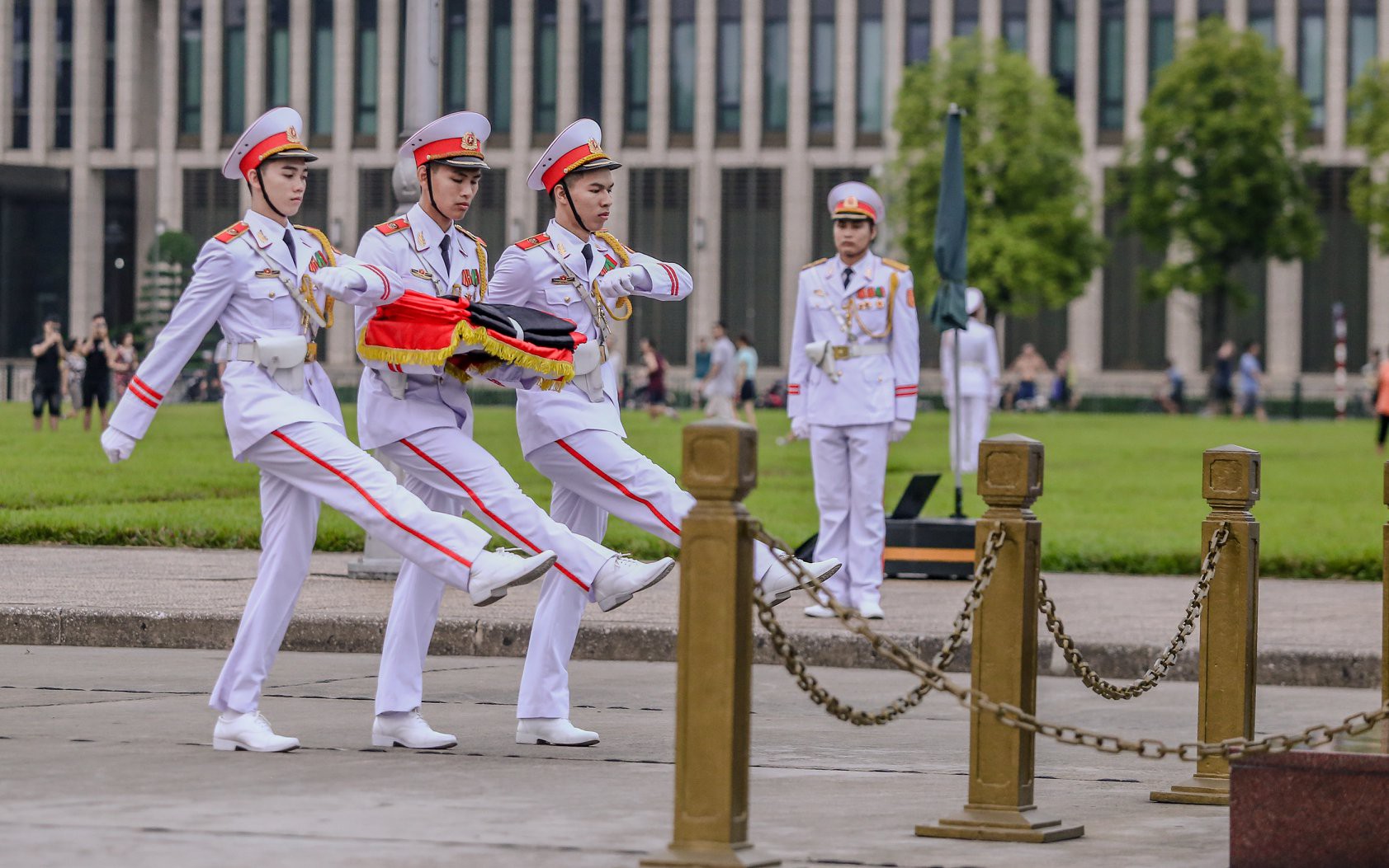 Toàn cảnh Lễ treo cờ rủ Quốc tang Chủ tịch nước Trần Đại Quang - Ảnh 10.