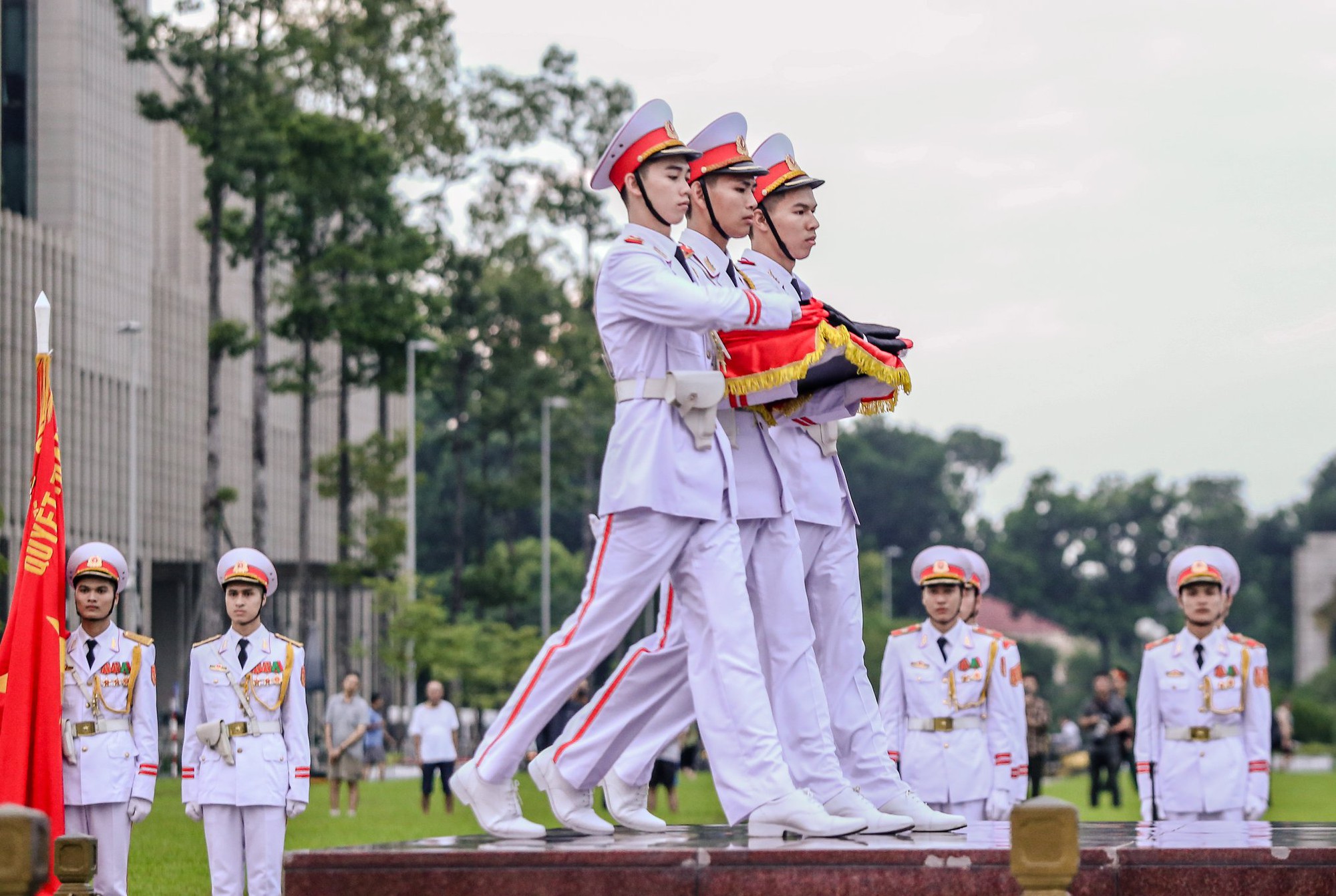 Toàn cảnh Lễ treo cờ rủ Quốc tang Chủ tịch nước Trần Đại Quang - Ảnh 11.