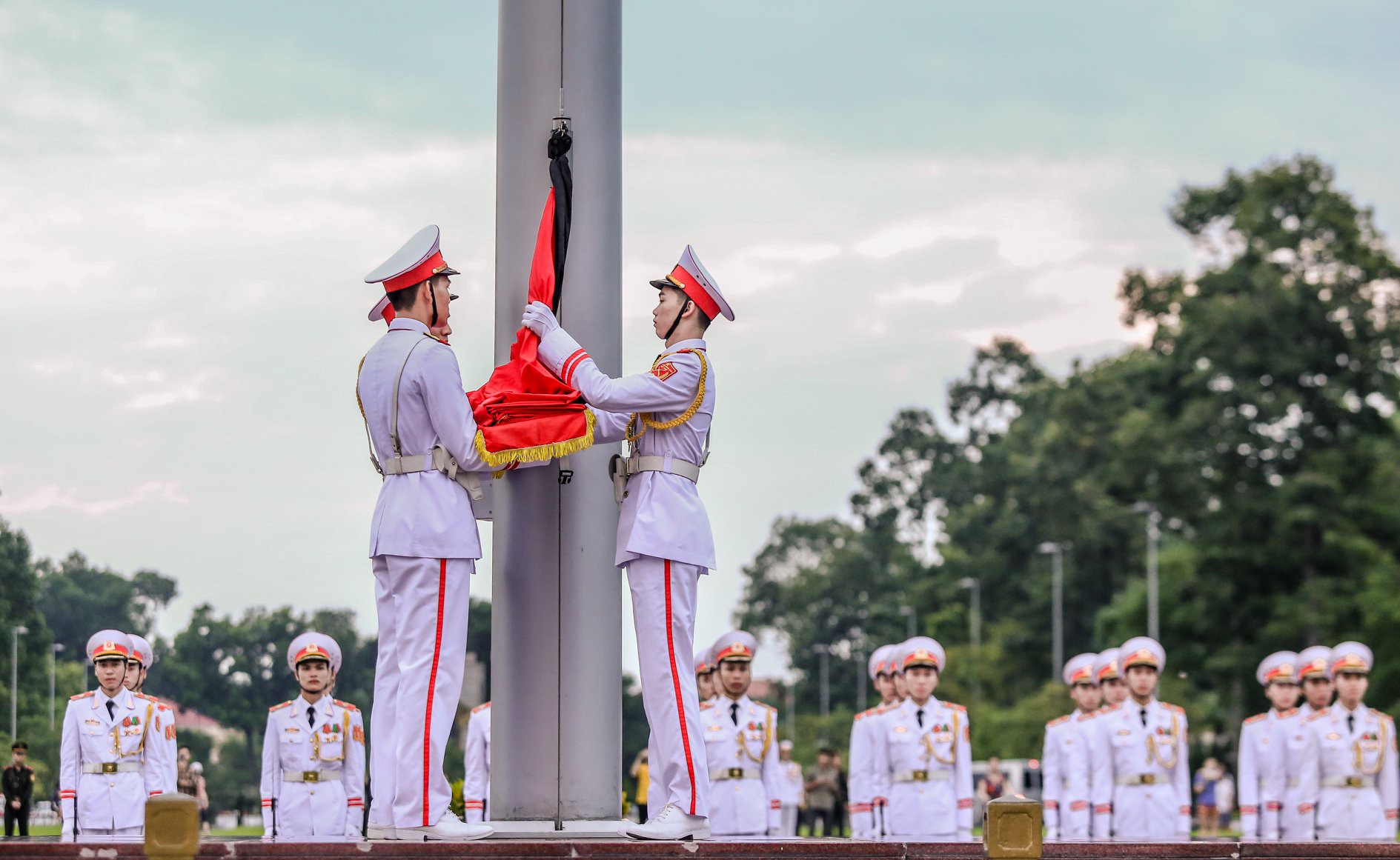 Toàn cảnh Lễ treo cờ rủ Quốc tang Chủ tịch nước Trần Đại Quang - Ảnh 12.