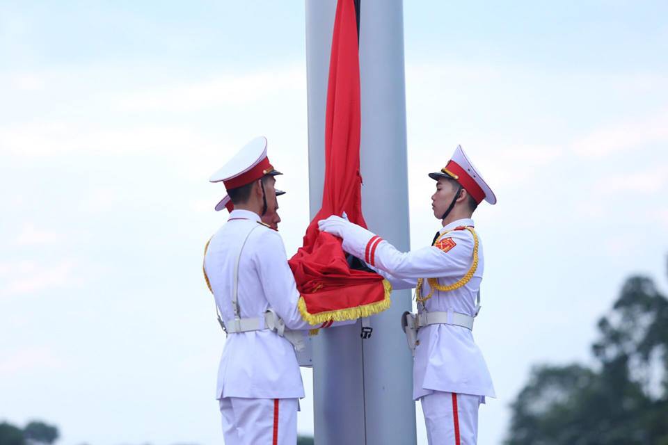 Toàn cảnh Lễ treo cờ rủ Quốc tang Chủ tịch nước Trần Đại Quang - Ảnh 16.