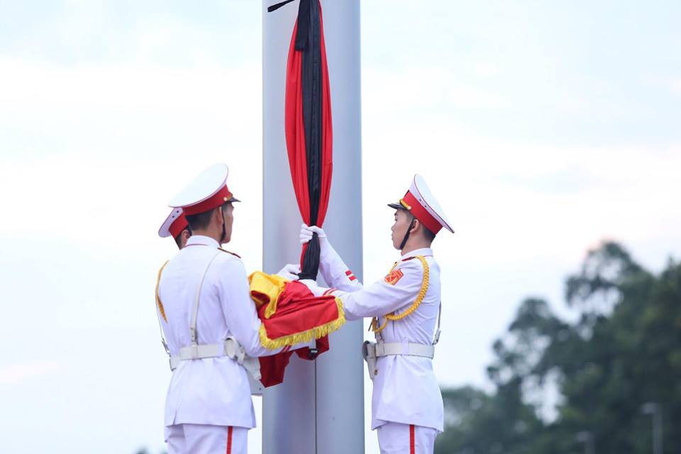 Toàn cảnh Lễ treo cờ rủ Quốc tang Chủ tịch nước Trần Đại Quang - Ảnh 15.
