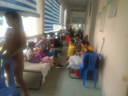 Hàng trăm trẻ nhập viện vì bệnh tay chân miệng - Ảnh 10.