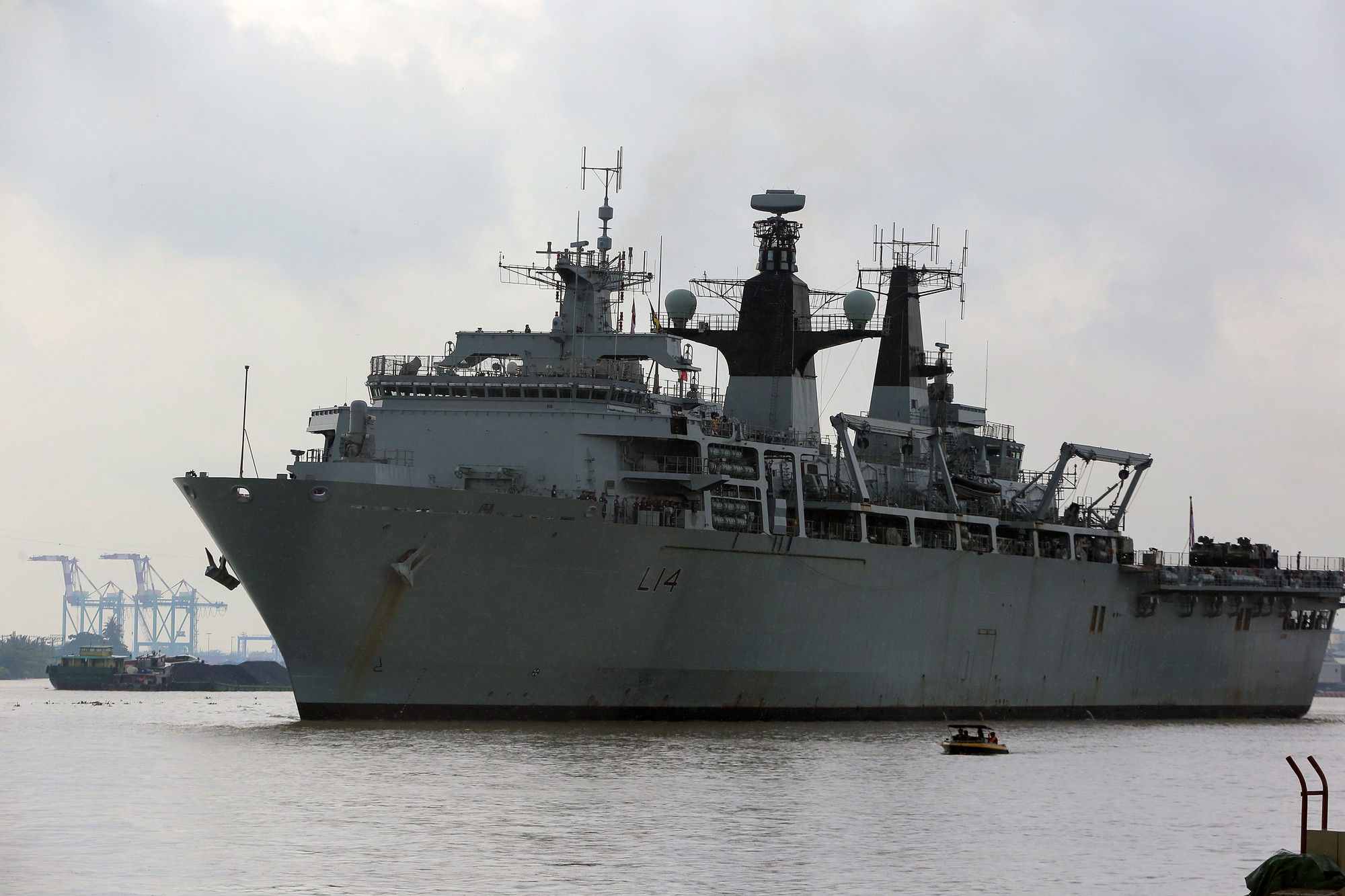 Ngắm tàu đổ bộ HMS Albion của Hải quân Anh đang thăm TP HCM - Ảnh 2.