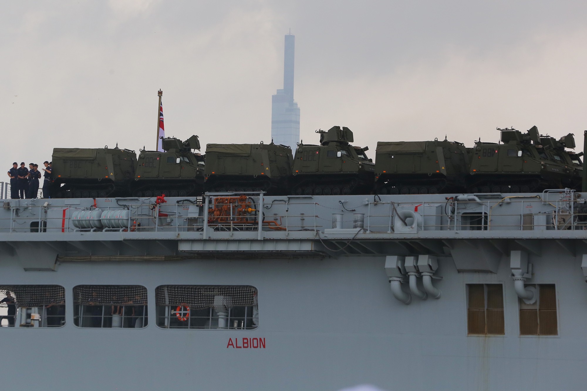 Ngắm tàu đổ bộ HMS Albion của Hải quân Anh đang thăm TP HCM - Ảnh 4.