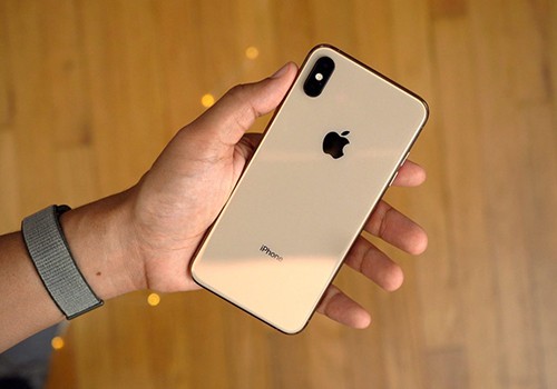 iPhone Xs tiếp tục gặp lỗi không thể sạc khi tắt màn hình - Ảnh 1.