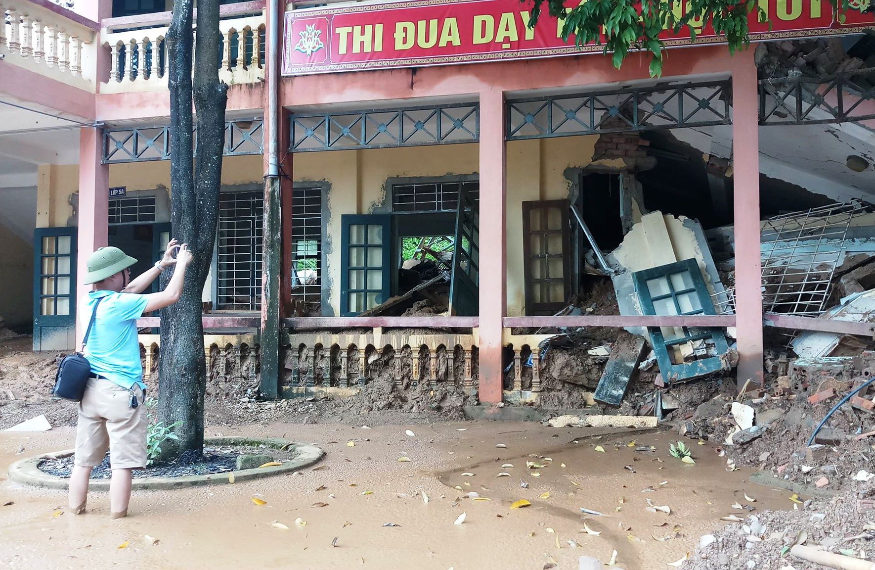 Trường lớp tan hoang, ngập bùn đất trước ngày khai giảng - Ảnh 4.