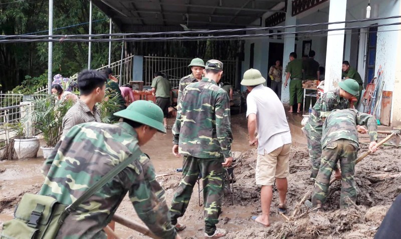 Bộ đội, công an lội bùn, lội suối giúp dân khắc phục mưa lũ - Ảnh 14.