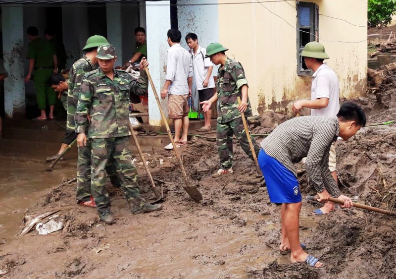 Bộ đội, công an lội bùn, lội suối giúp dân khắc phục mưa lũ - Ảnh 13.