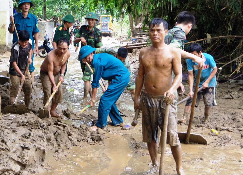 Bộ đội, công an lội bùn, lội suối giúp dân khắc phục mưa lũ - Ảnh 3.