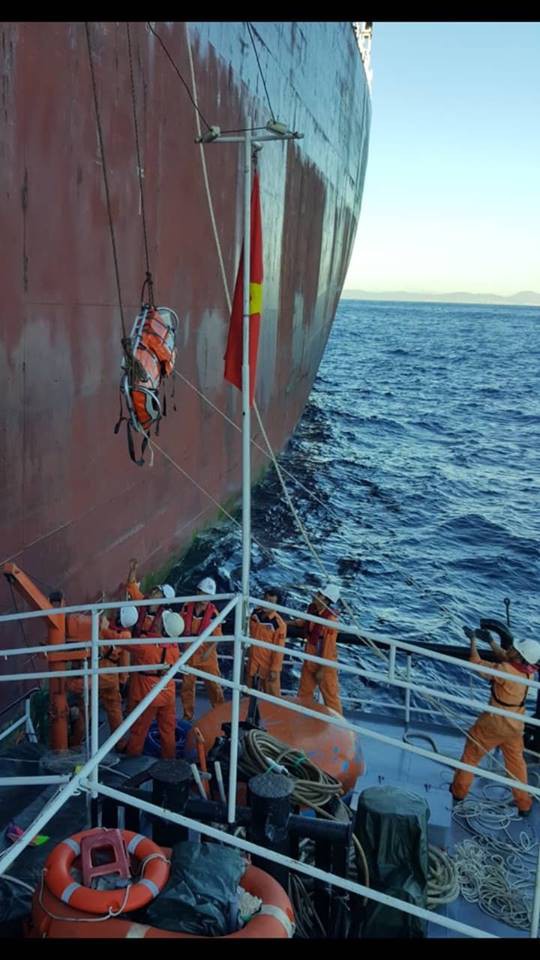 Khẩn cấp đưa tàu ra khơi cứu nạn thủy thủ Trung Quốc trong đêm - Ảnh 1.