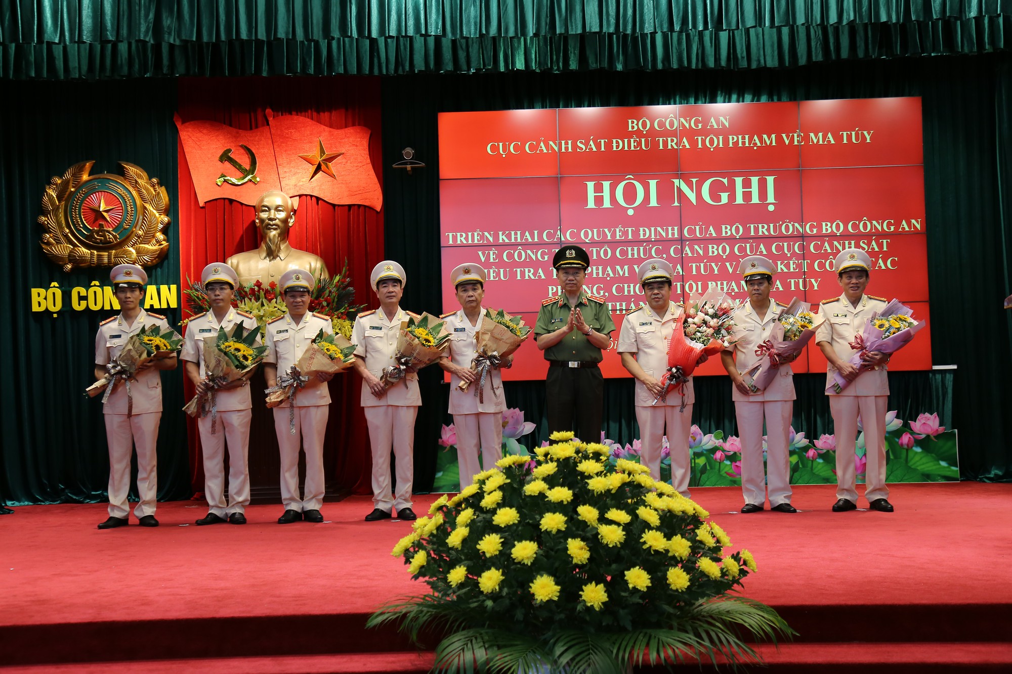 Bổ nhiệm cục trưởng và 8 cục phó Cục CSĐT tội phạm về ma túy - Ảnh 1. Bổ nhiệm cục trưởng và 8 cục phó Cục CSĐT tội phạm về ma túy - Ảnh 1.