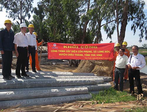 Đưa điện về Cồn Phụng - Ảnh 1. Đưa điện về Cồn Phụng - Ảnh 1.