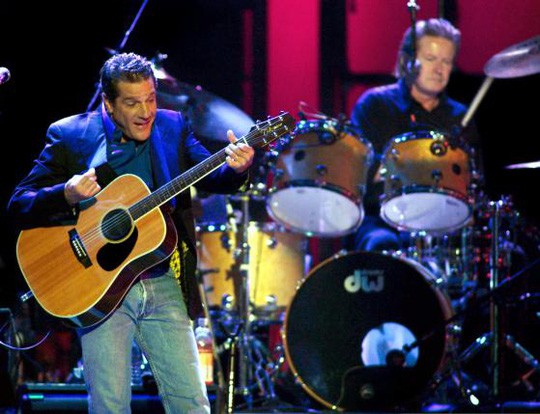 Vợ cố nghệ sĩ Glenn Frey kiện bệnh viện điều trị cho chồng - Ảnh 1.