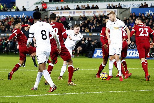 Ra mắt siêu trung vệ, Liverpool gục ngã trước Swansea - Ảnh 4.