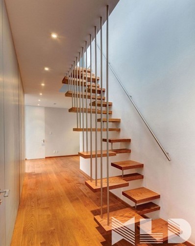 10 mẫu cầu thang gỗ đẹp hiện đại cho nhà phố chật chội - Ảnh 4.