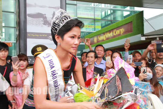 Hàng ngàn người dân chào đón Hoa hậu H’Hen Niê - Ảnh 8.
