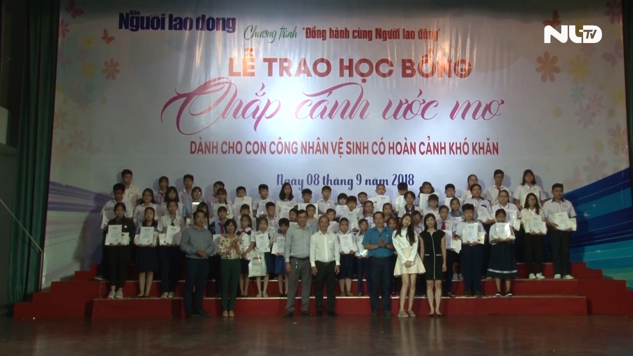 115 em nhận học bổng “Chắp cánh ước mơ” của Báo Người Lao Động