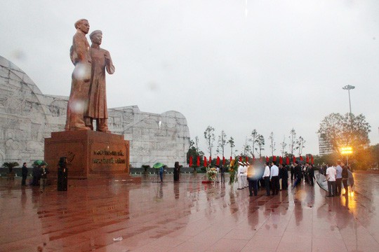 Thủ tướng dâng hoa Tượng đài Nguyễn Sinh Sắc - Nguyễn Tất Thành - Ảnh 2.