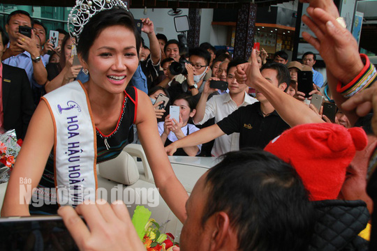 Hàng ngàn người dân chào đón Hoa hậu H’Hen Niê - Ảnh 2.