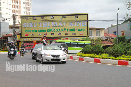 Hàng ngàn người dân chào đón Hoa hậu H’Hen Niê - Ảnh 14.