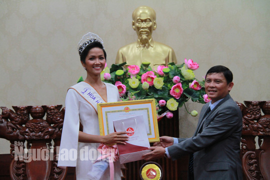 Hoa hậu H’Hen Niê được tỉnh thưởng 30 triệu đồng - Ảnh 1.