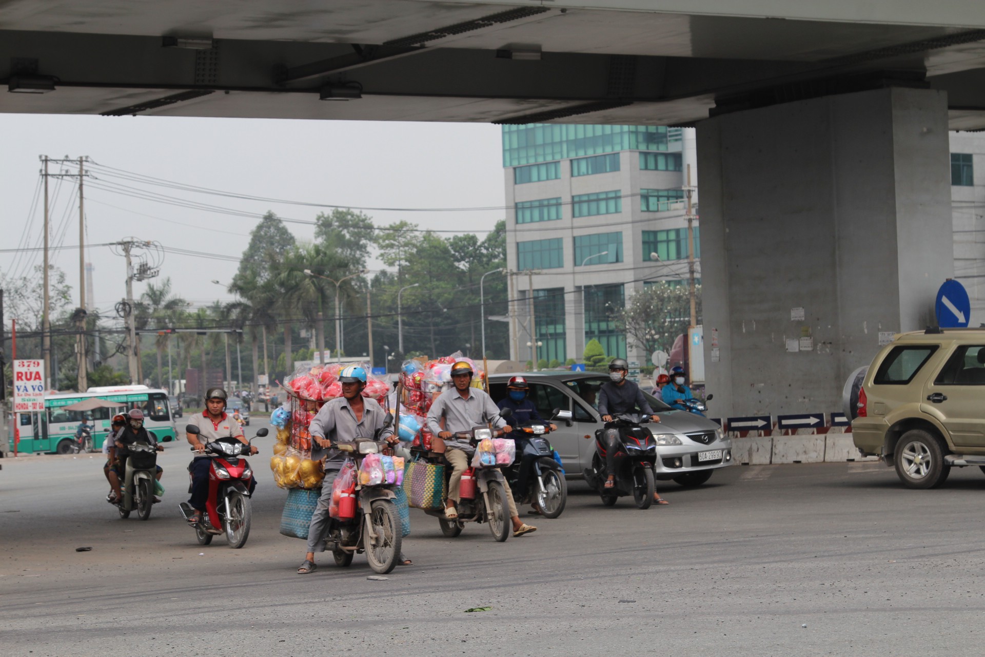 Cảnh loạn xà ngầu ở BOT cầu Đồng Nai - Ảnh 4.