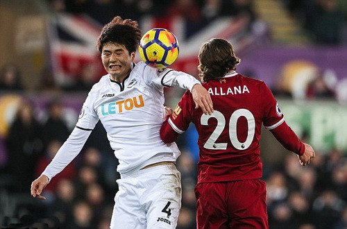 Ra mắt siêu trung vệ, Liverpool gục ngã trước Swansea - Ảnh 5.