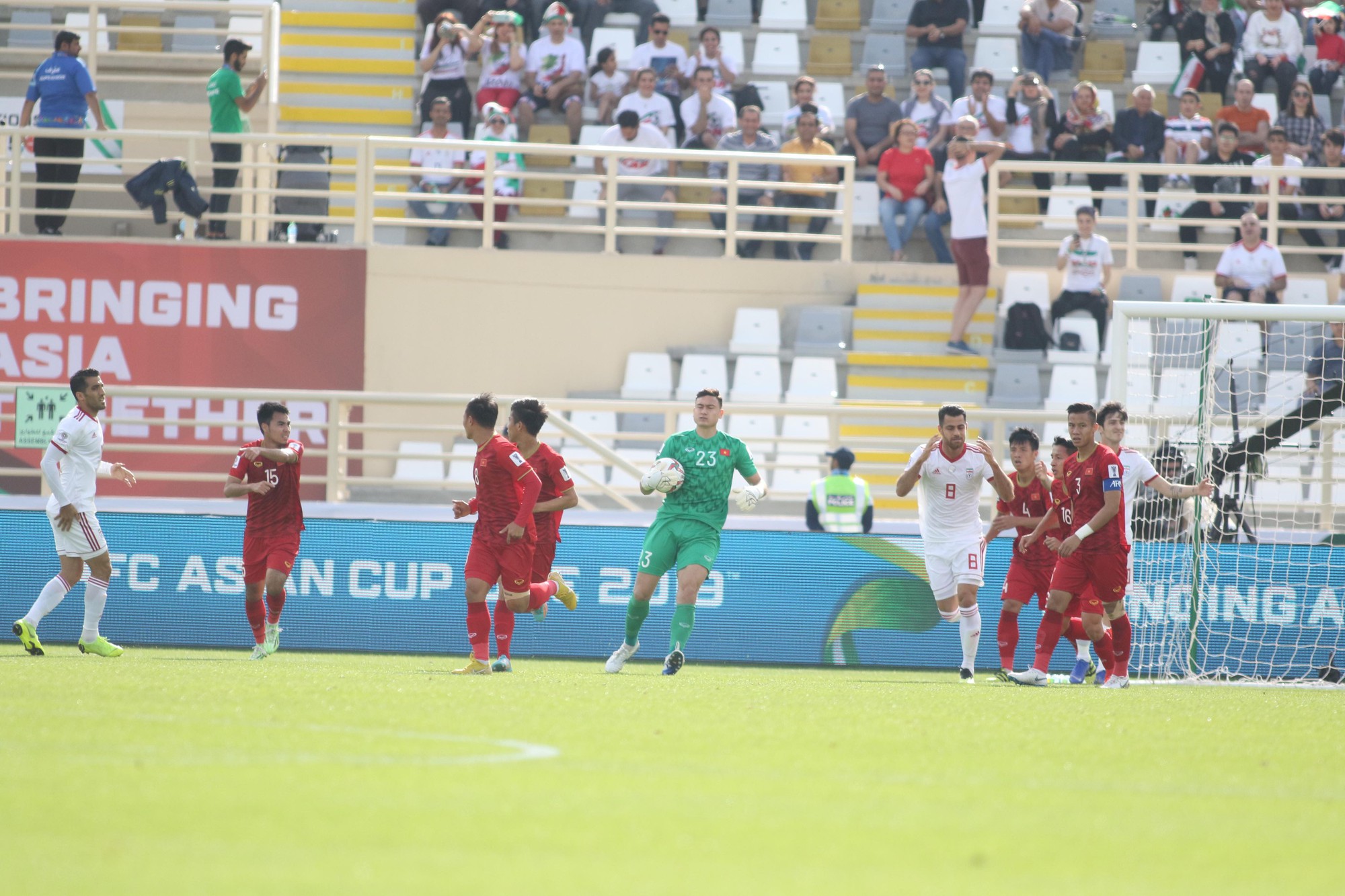 Clip: Công Phượng bỏ lỡ cơ hội đẹp, Việt Nam thua Iran 0-2 - Ảnh 3.