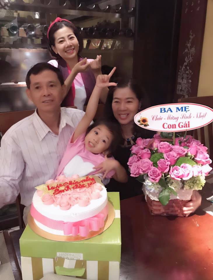 Diễn viên Mai Phương rạng ngời bên người thân trong ngày sinh nhật - Ảnh 2.