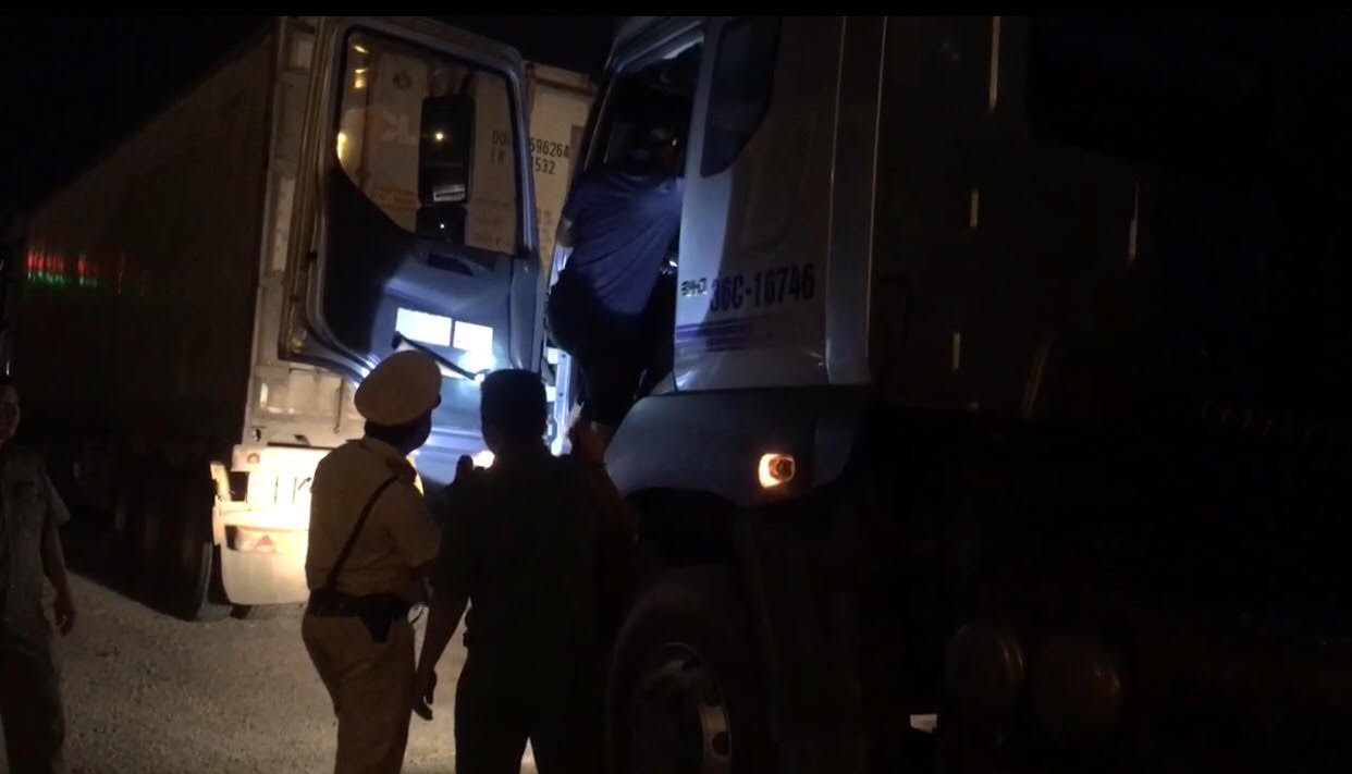VIDEO: Trắng đêm truy xét tài xế nghiện ở chợ đầu mối Thủ Đức - Ảnh 11.