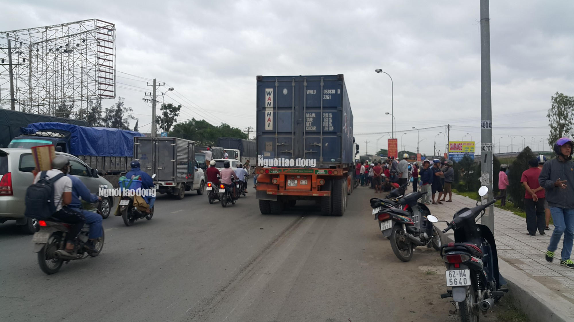 Xe container tông 18 xe máy dừng đèn đỏ ở Long An, 4 người chết, 18 người bị thương - Ảnh 4.