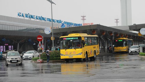 Dùng xe buýt giảm áp lực cho Tân Sơn Nhất - Ảnh 1.