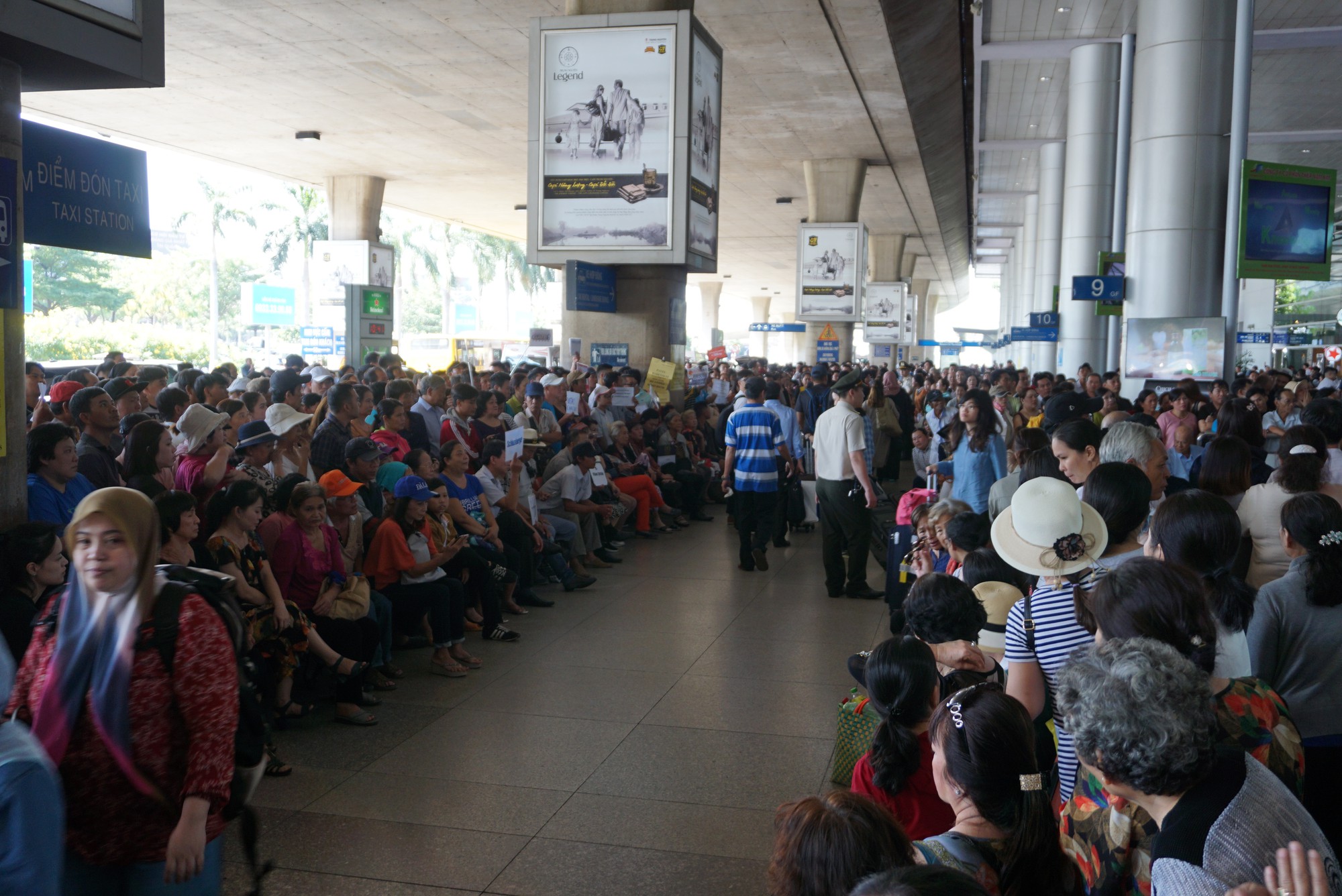 Ngàn người vật vạ ở sân bay Tân Sơn Nhất chờ đón Việt kiều - Ảnh 2.