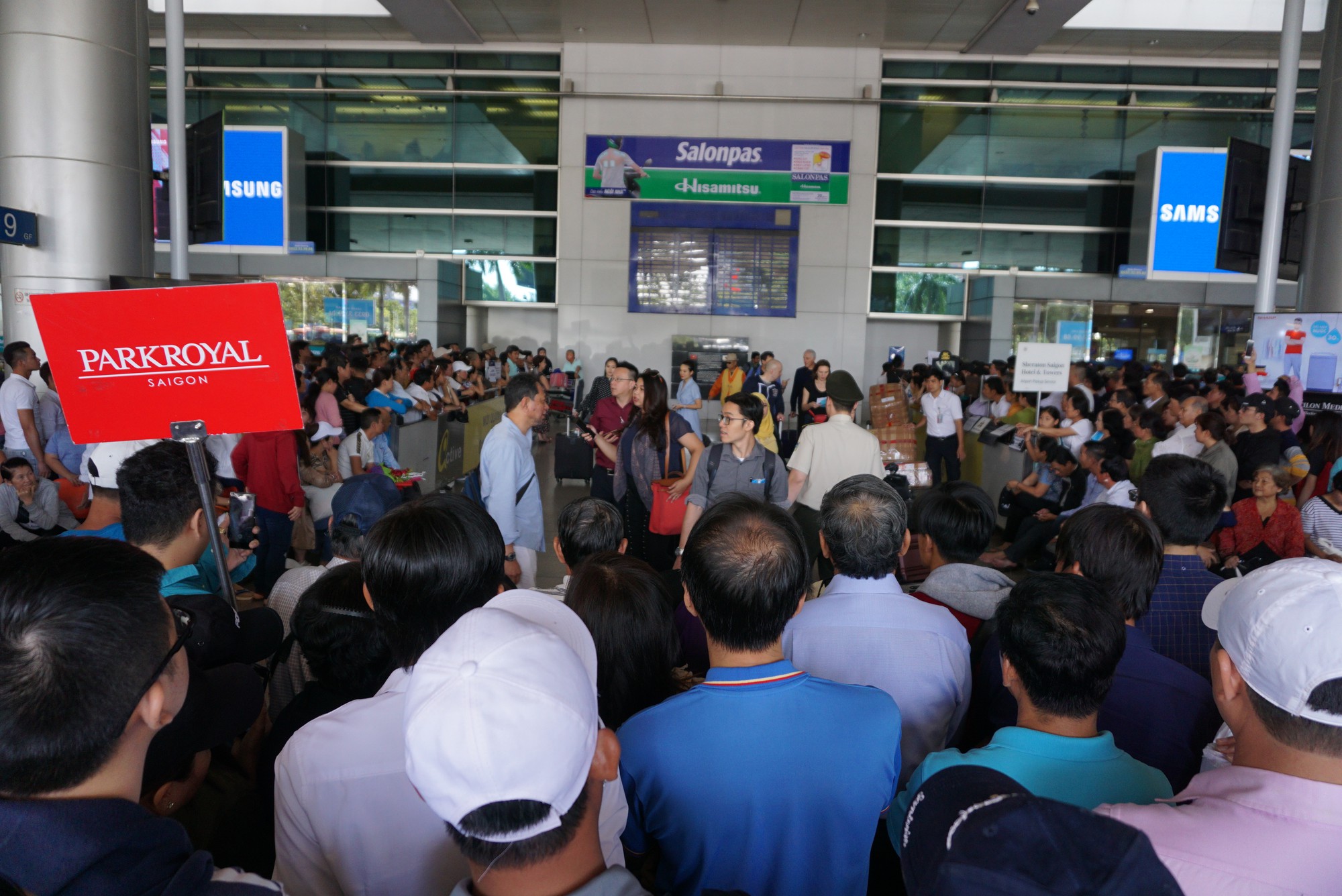 Ngàn người vật vạ ở sân bay Tân Sơn Nhất chờ đón Việt kiều - Ảnh 1.