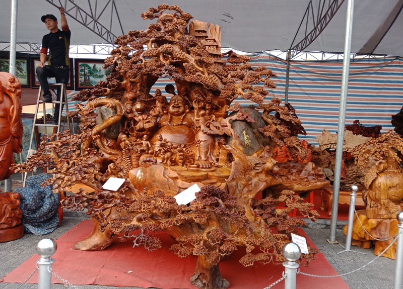 “Choáng” với bức tượng Phật Di Lặc bằng gỗ hương giá 1,2 tỉ đồng - Ảnh 1.