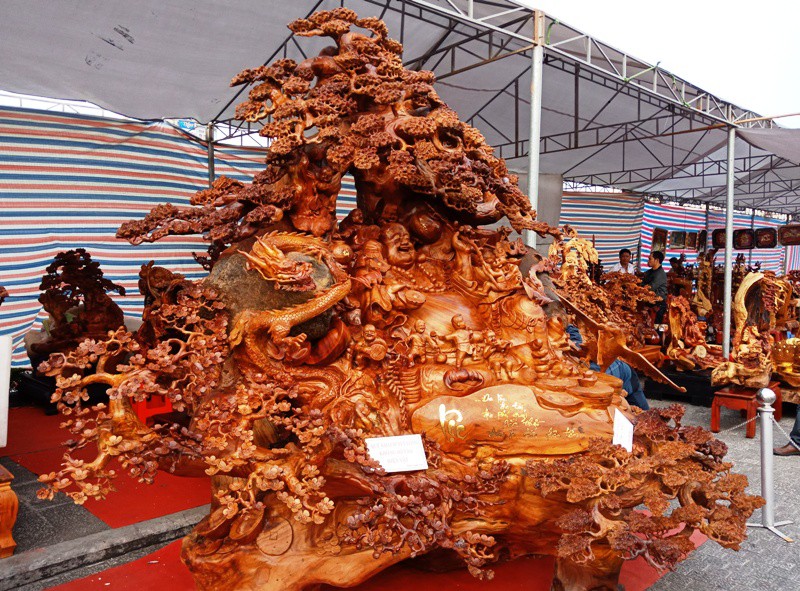 “Choáng” với bức tượng Phật Di Lặc bằng gỗ hương giá 1,2 tỉ đồng - Ảnh 3.