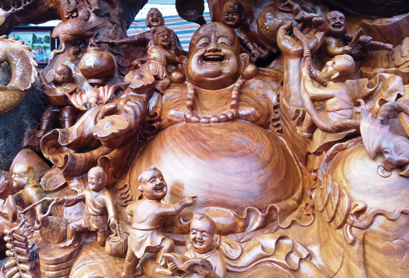 “Choáng” với bức tượng Phật Di Lặc bằng gỗ hương giá 1,2 tỉ đồng - Ảnh 4.