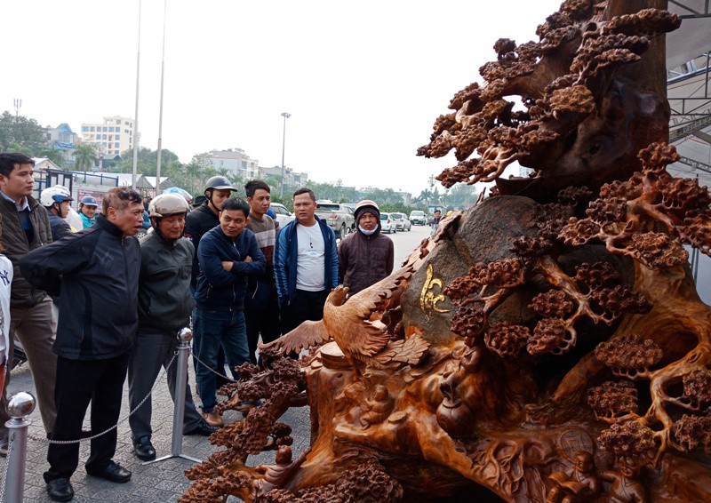 “Choáng” với bức tượng Phật Di Lặc bằng gỗ hương giá 1,2 tỉ đồng - Ảnh 10.
