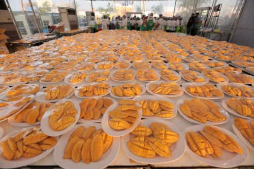 Thái Lan nấu 5 tấn xôi xoài đãi 10.000 khách Trung Quốc - Ảnh 1.