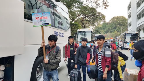 1.300 sinh viên về Tết trên các chuyến xe miễn phí của PVOIL - Ảnh 1.