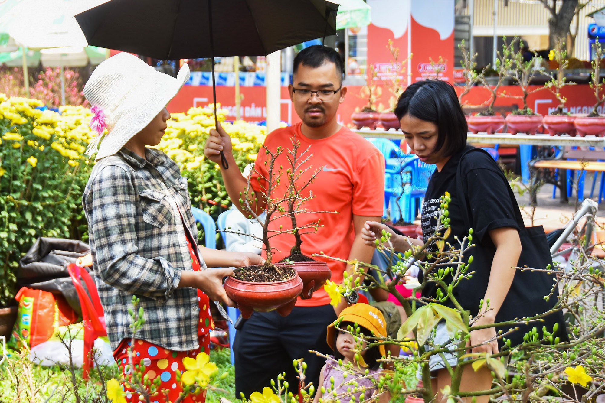 Chợ hoa Tết Bến Bình Đông ngày càng đìu hiu dù cận Tết - Ảnh 12.