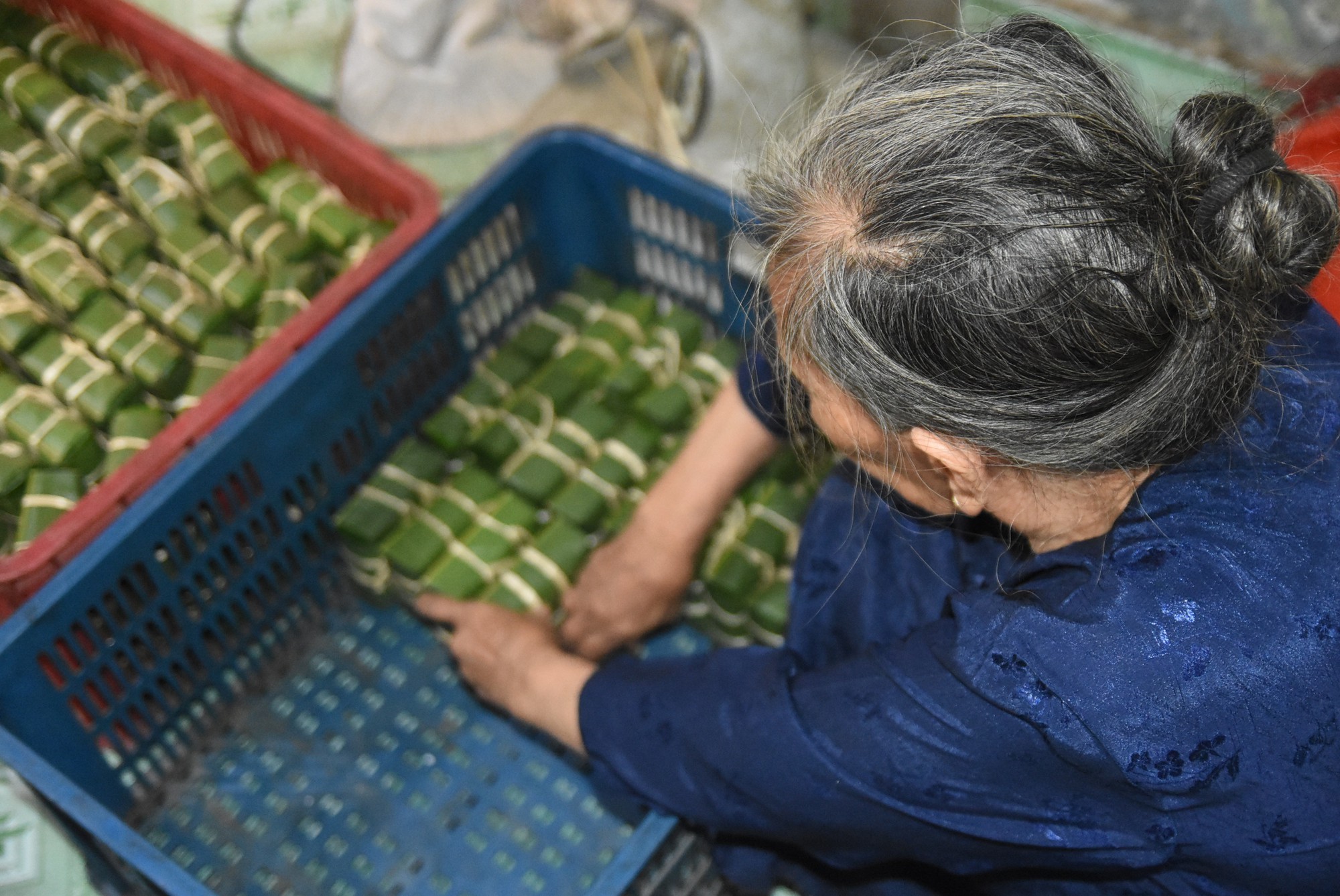 Làng bánh chưng mỗi ngày xuất hàng chục tấn ở Đồng Nai - Ảnh 4.