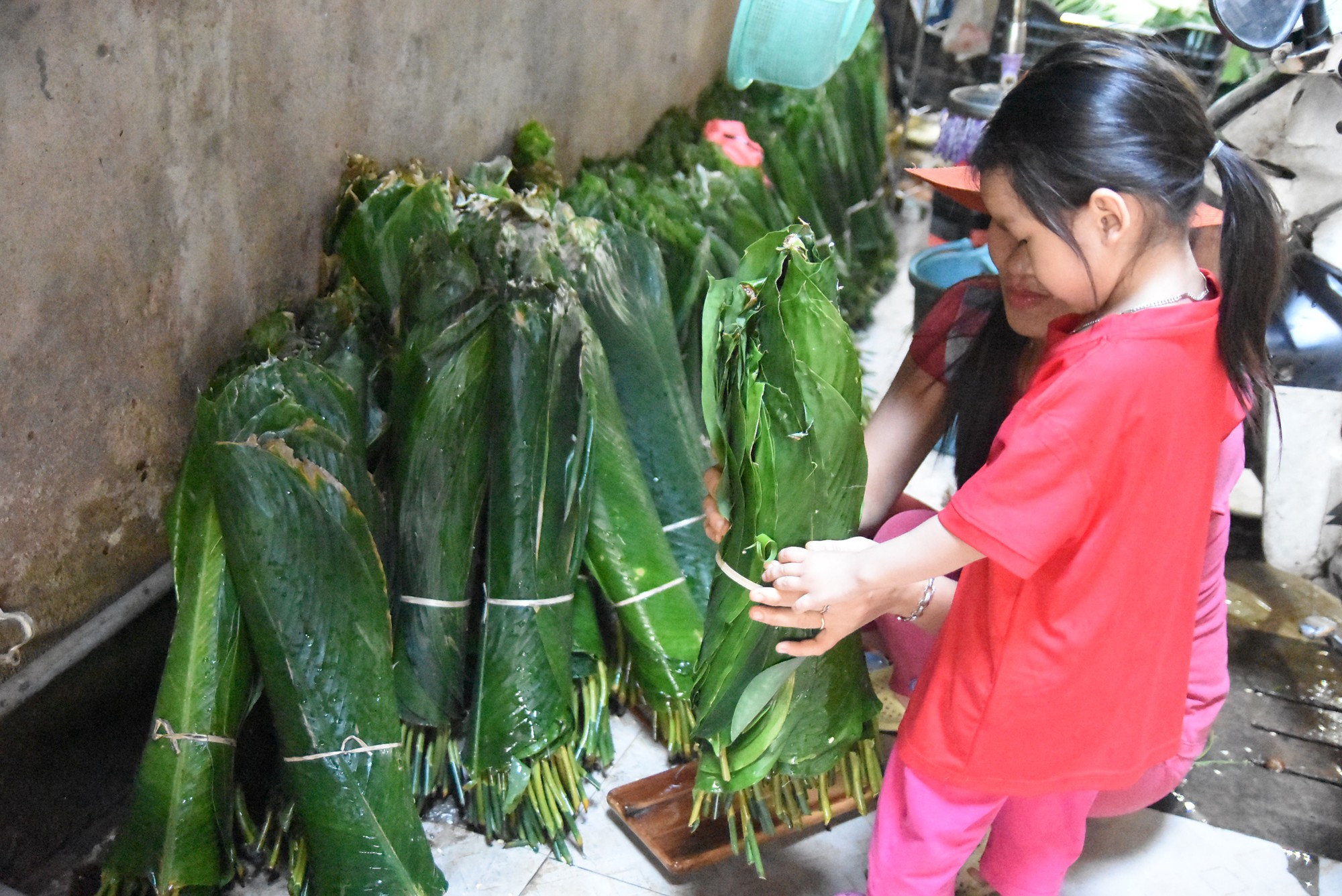 Làng bánh chưng mỗi ngày xuất hàng chục tấn ở Đồng Nai - Ảnh 6.