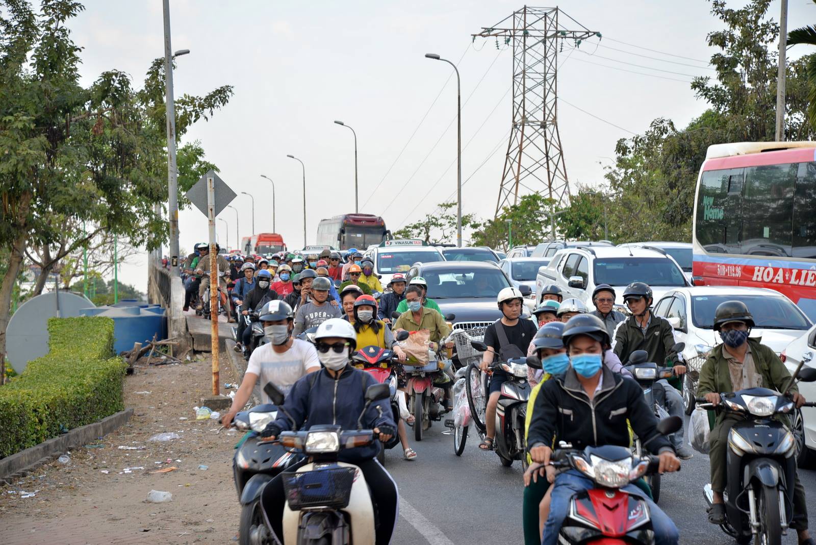 Cầu Bình Triệu kẹt cứng, khách chạy bộ vào Bến xe Miền Đông - Ảnh 3.