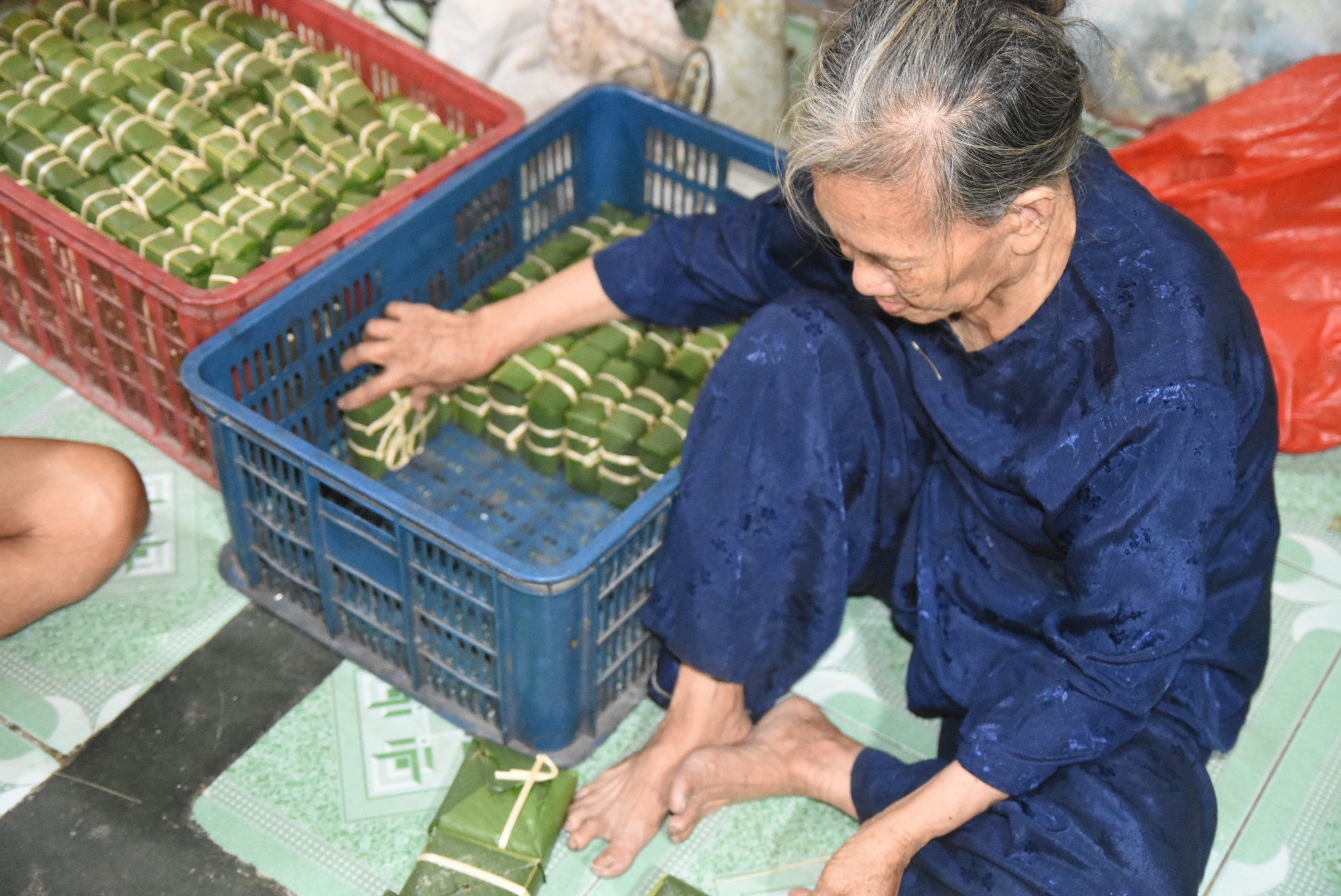 Làng bánh chưng mỗi ngày xuất hàng chục tấn ở Đồng Nai - Ảnh 1.