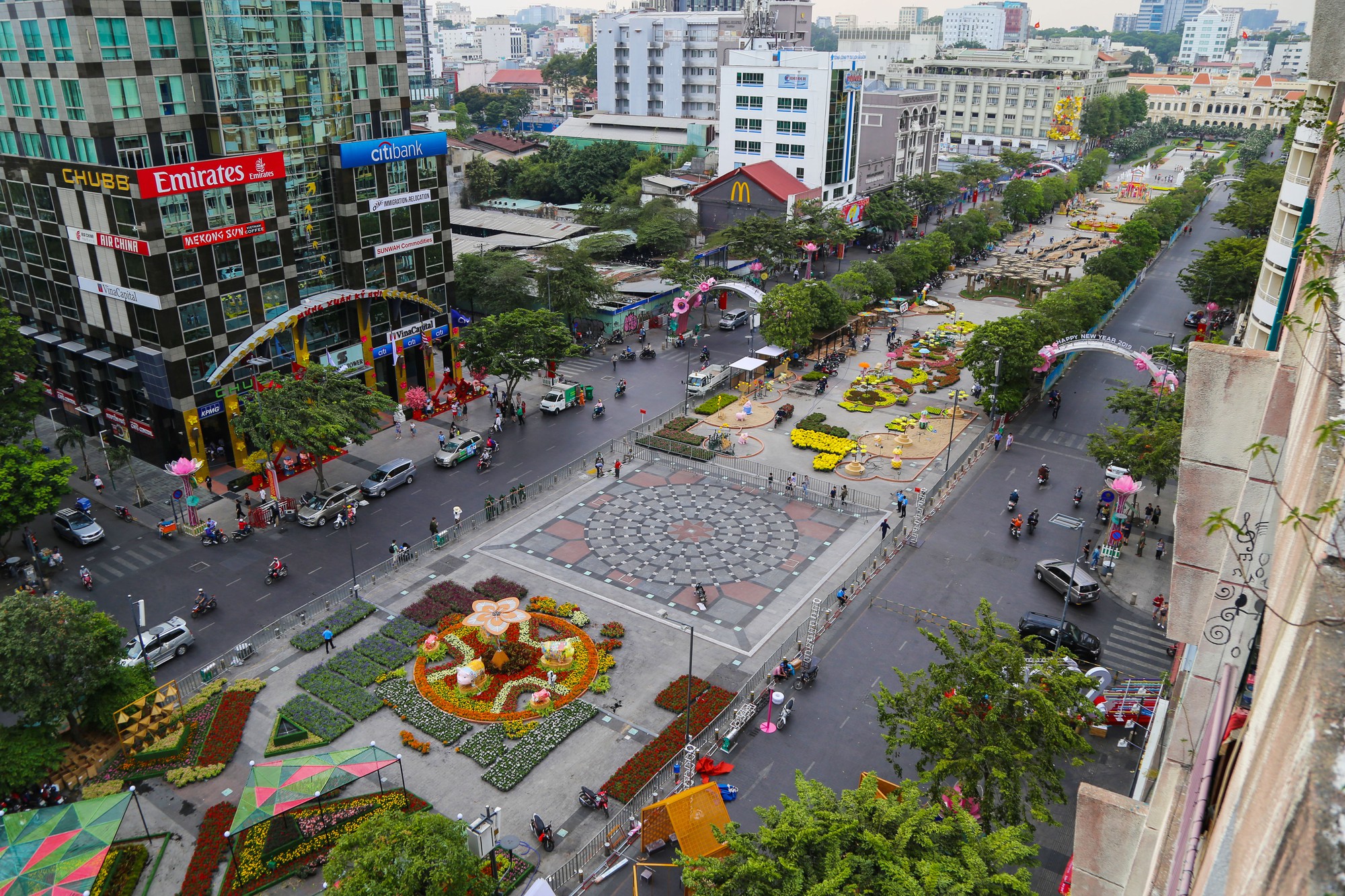 Toàn cảnh đường hoa Nguyễn Huệ trước giờ khai mạc - Ảnh 1.