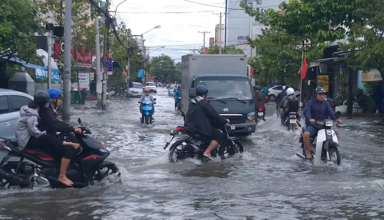 Bạc Liêu, Cà Mau ngập kỷ lục do ảnh hưởng bão số 1 - Ảnh 10.