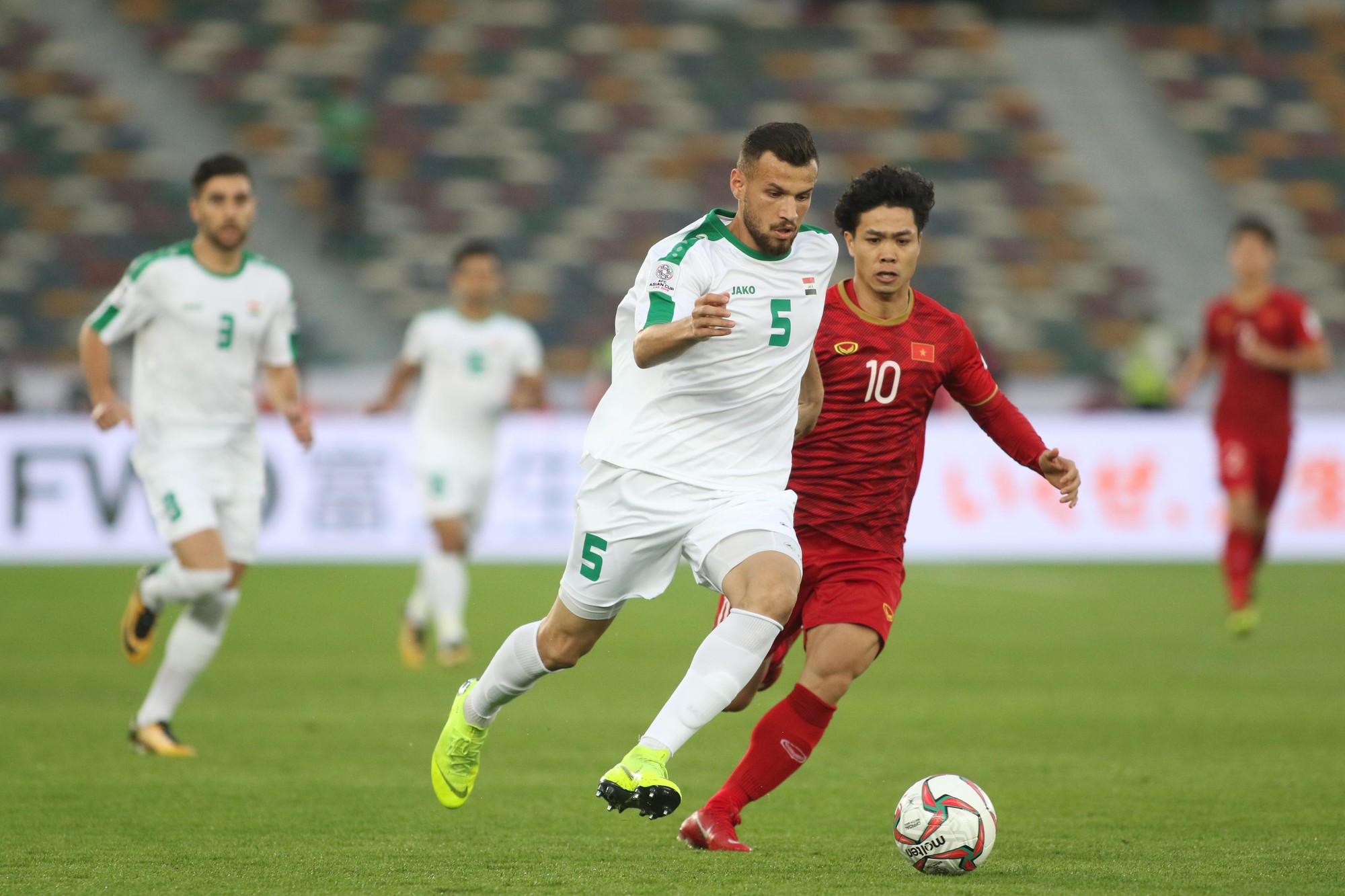 Việt Nam - Iraq 2-3: Thua ngược bởi sức vóc và bóng chết - Ảnh 2.