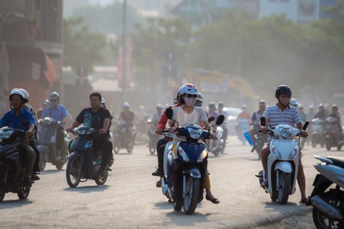 Bộ Tài nguyên-Môi trường khuyến cáo về nồng độ bụi PM2.5 ở Hà Nội, TP HCM bị ô nhiễm - Ảnh 1.
